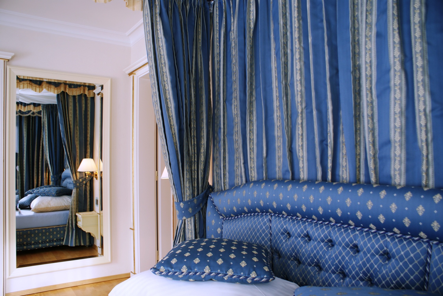 landpalais suedtirol romantic himmelbett.JPG