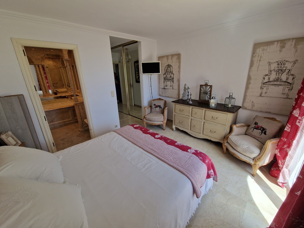 Upstairs bedroom 3.jpg