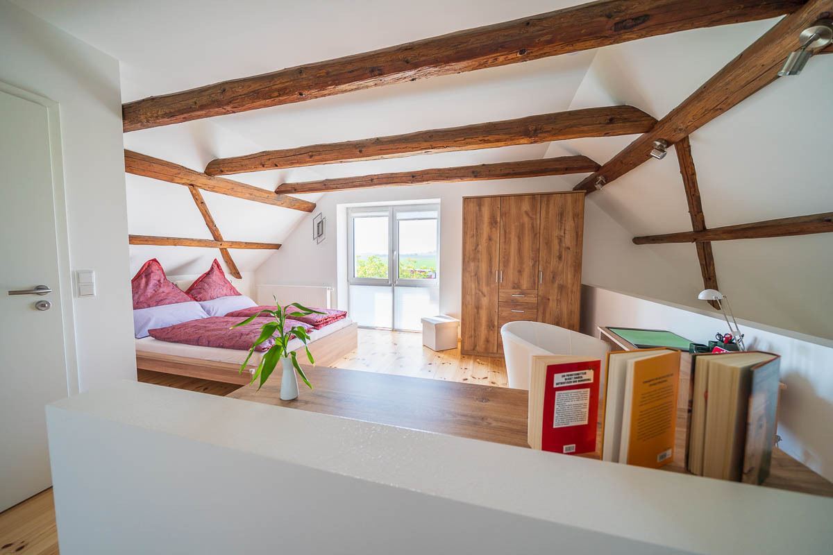 (2) Schlafzimmer, Blick vom Treppenaufgang.jpg