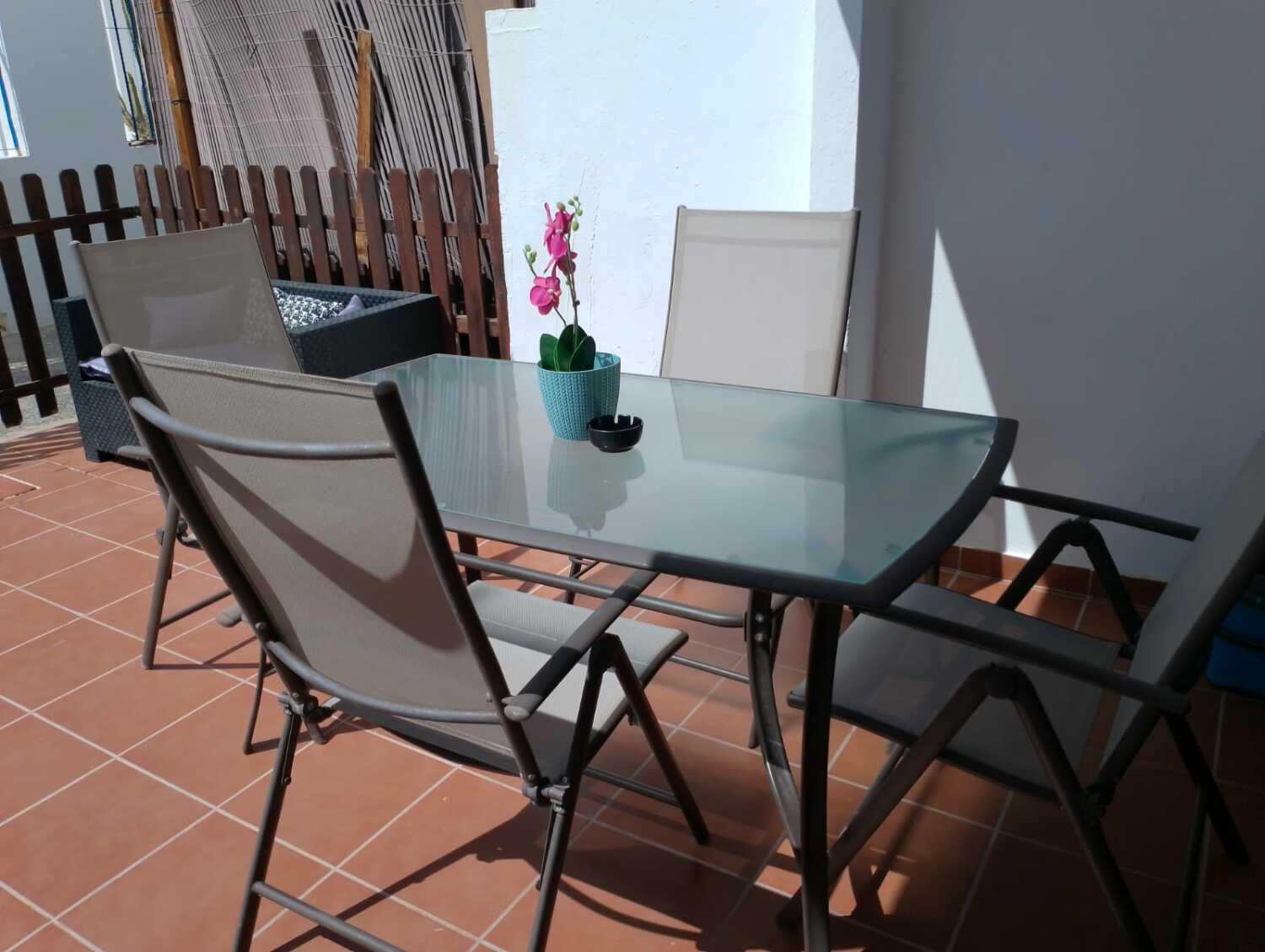 tavolo esterno e sedie.jpg