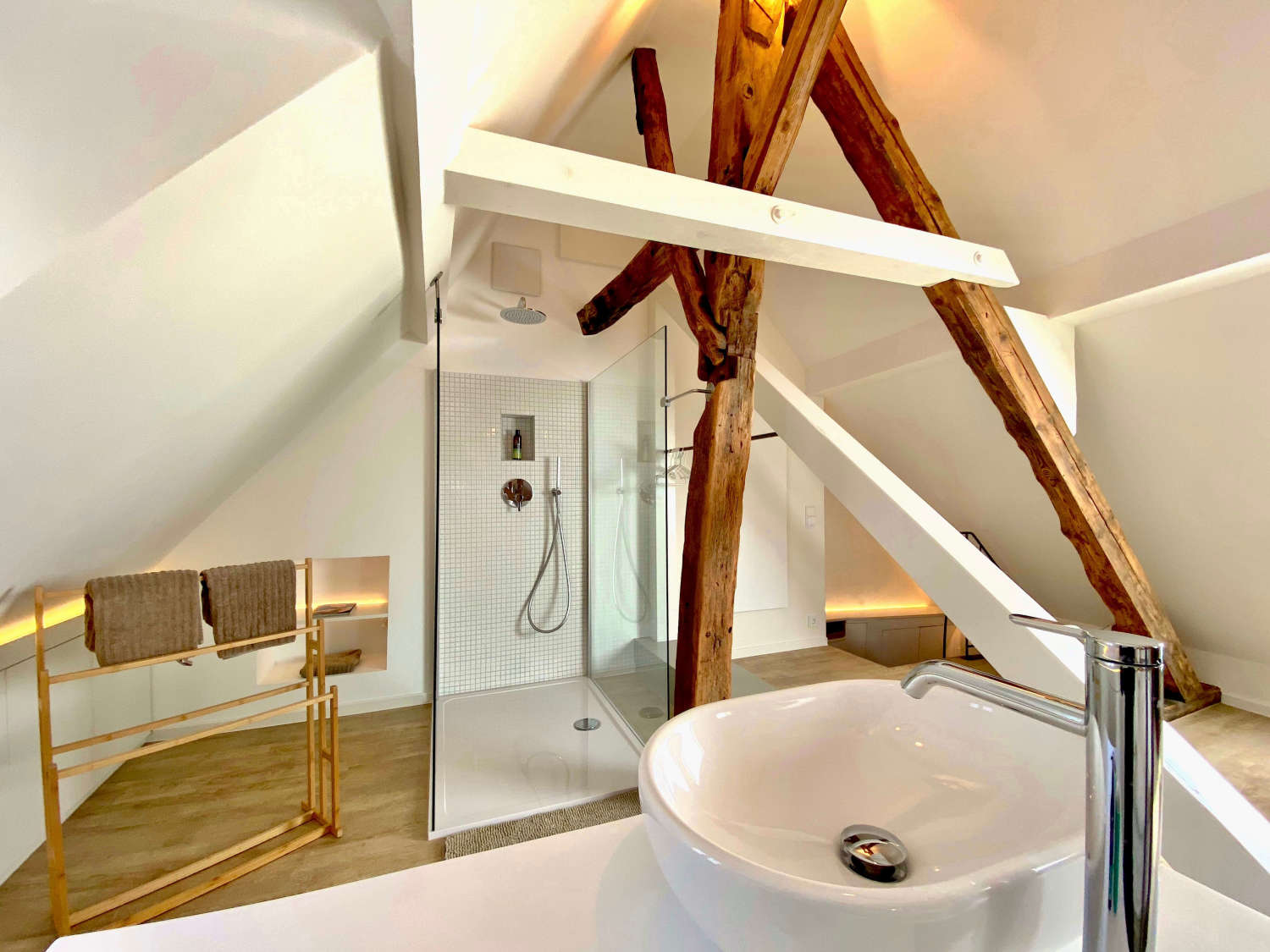 DG-Badbereich mit Regendusche.jpg