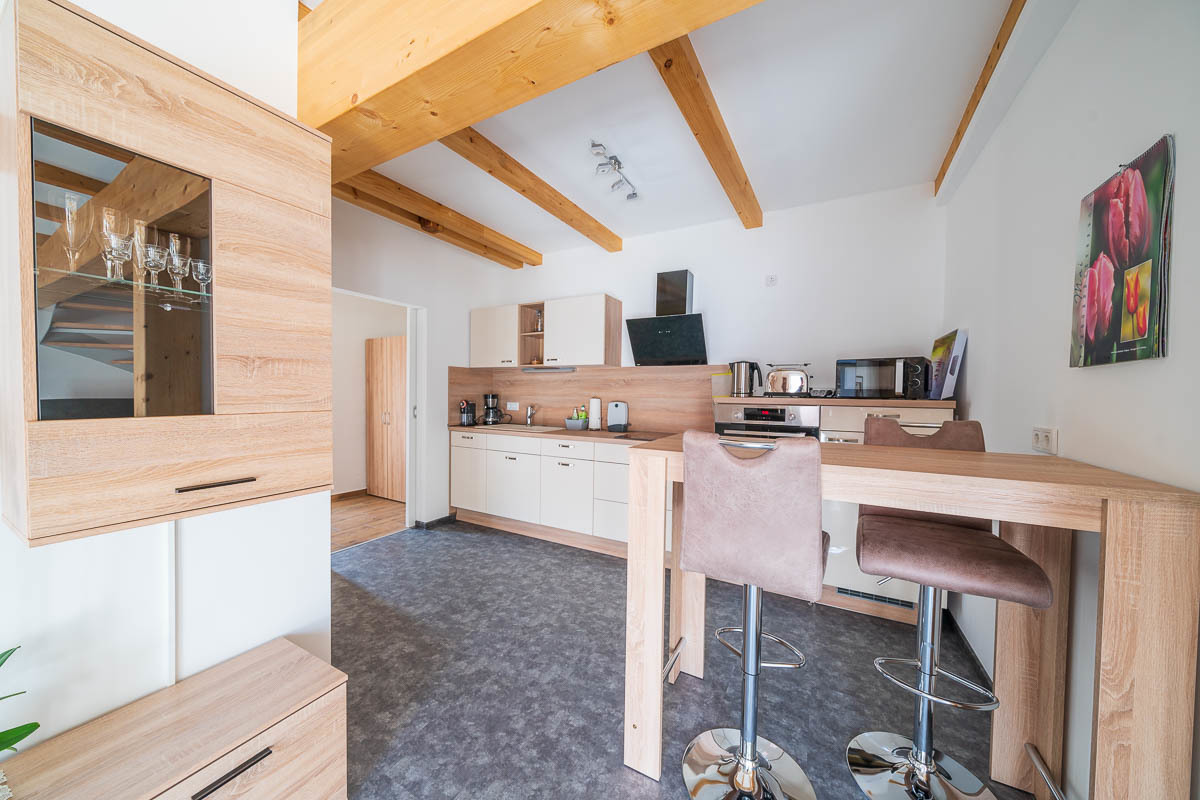 (1) Wohnzimmer, Blick zu Küche und  Frühstückstisch.jpg