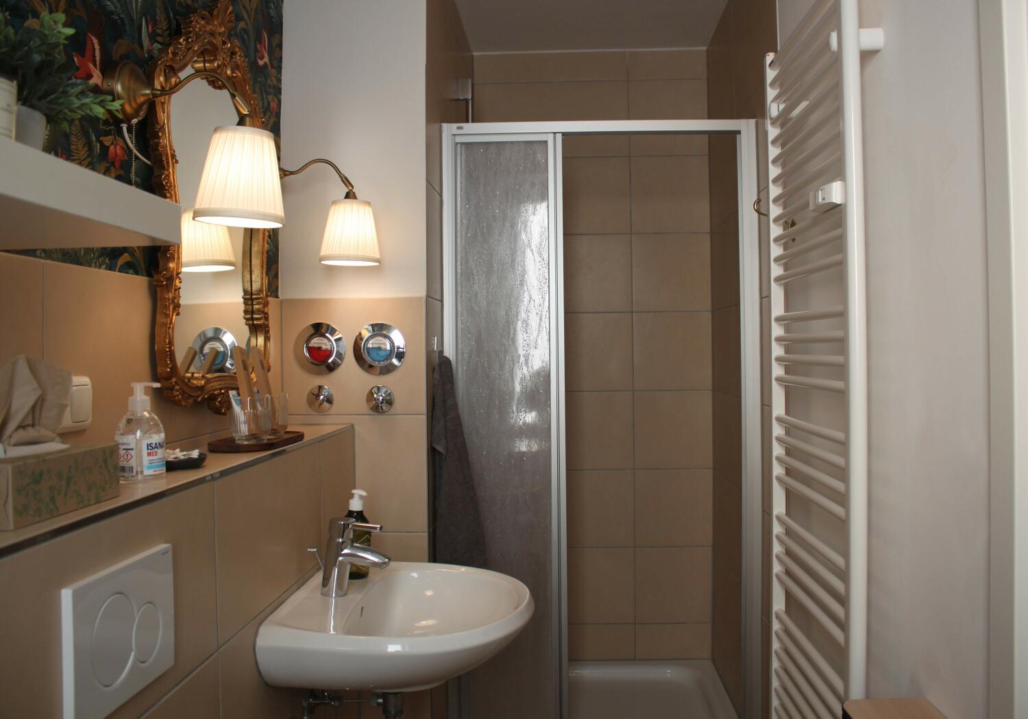 RB Apartment Badezimmer.jpg