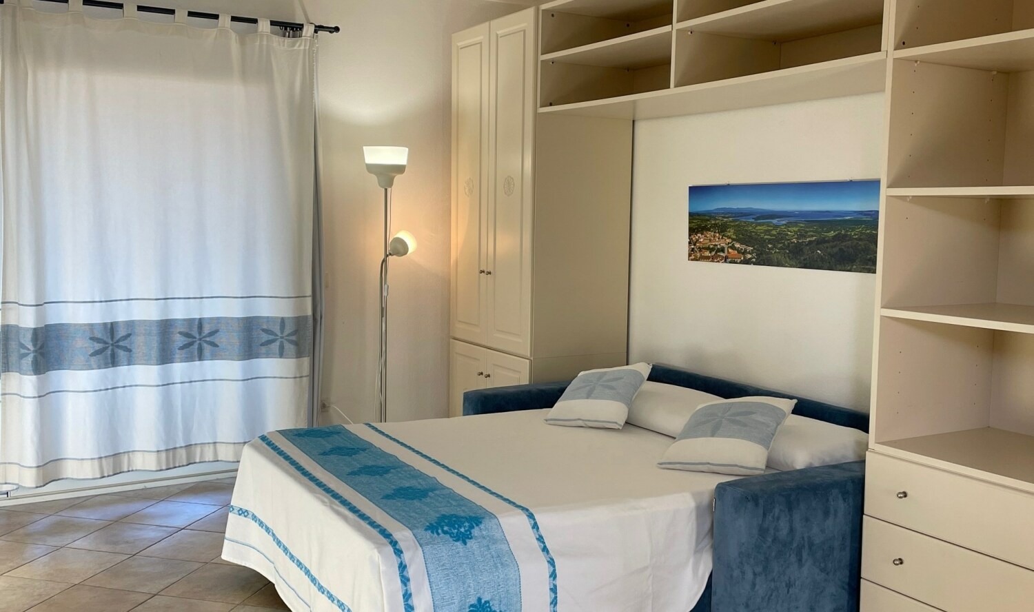 B1 Mono Soggiorno Divano Aperto1 Smoobu .jpg