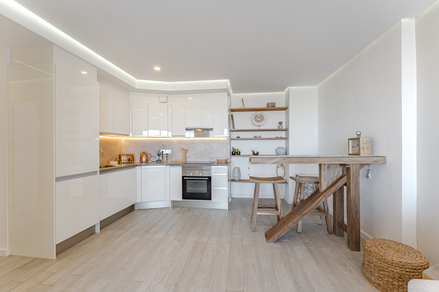 610 Kitchen and Bar.jpg