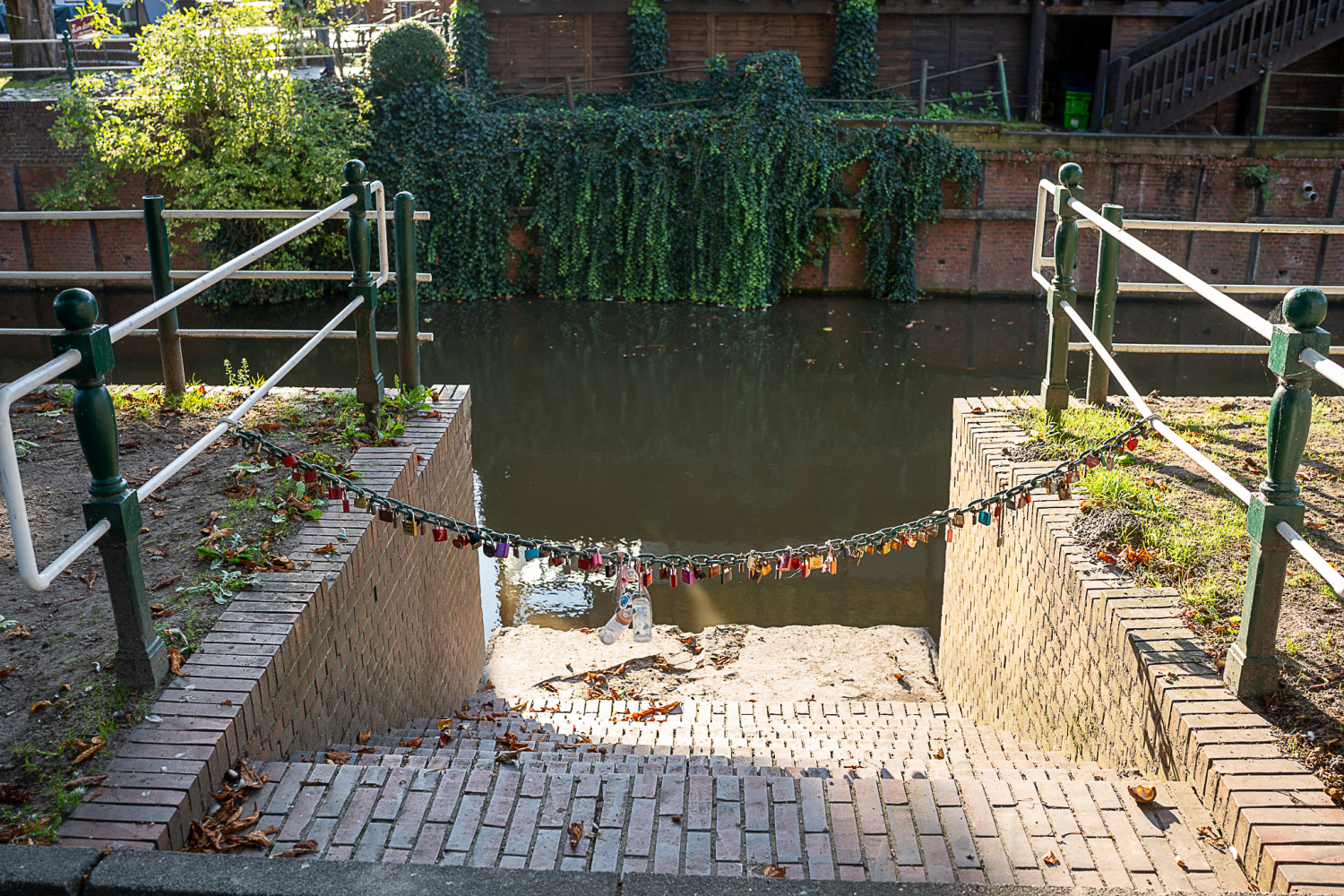 Kette mit Schlössern.jpg