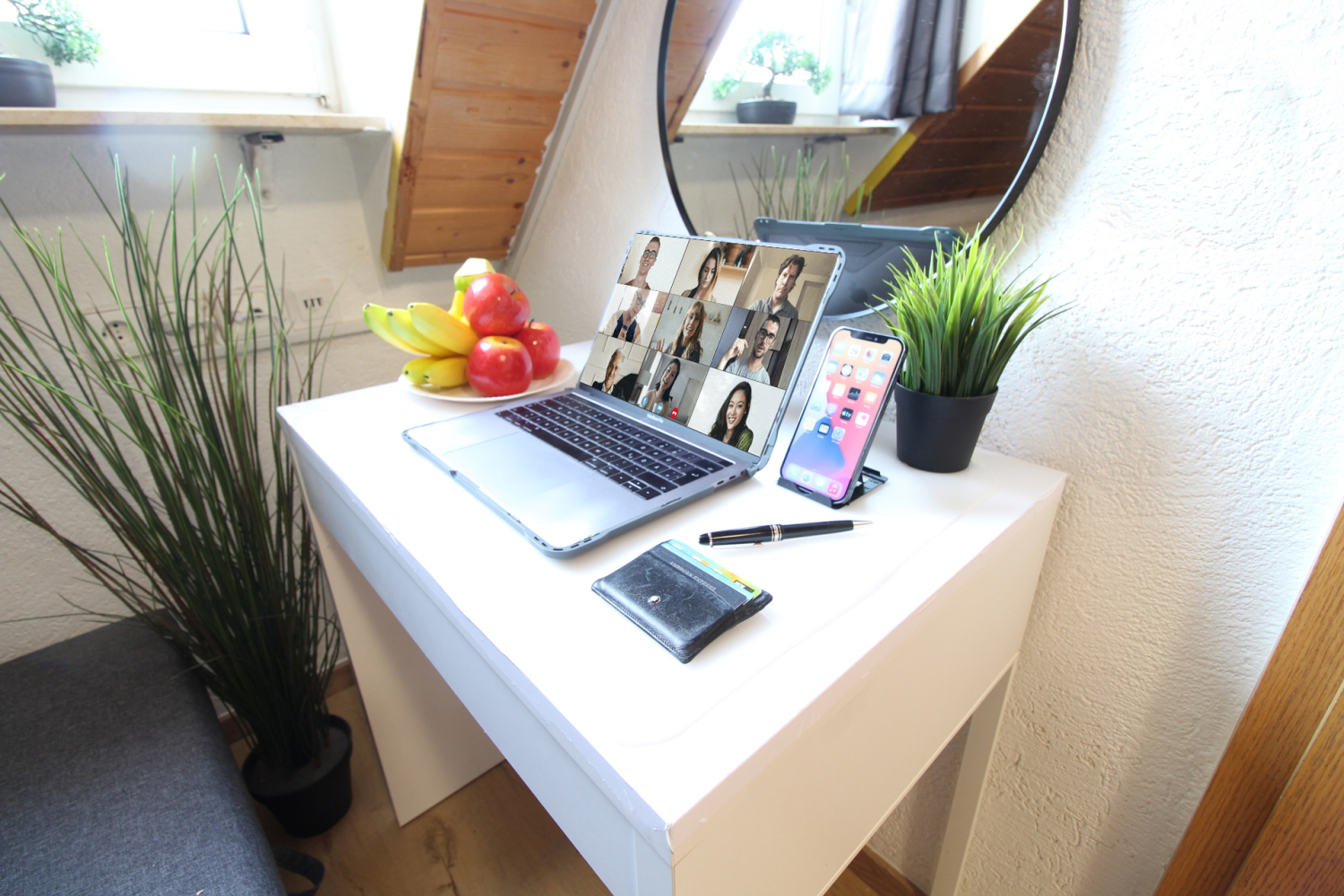 2024-11-14 - 401 working desk or makeup desk_b.jpg