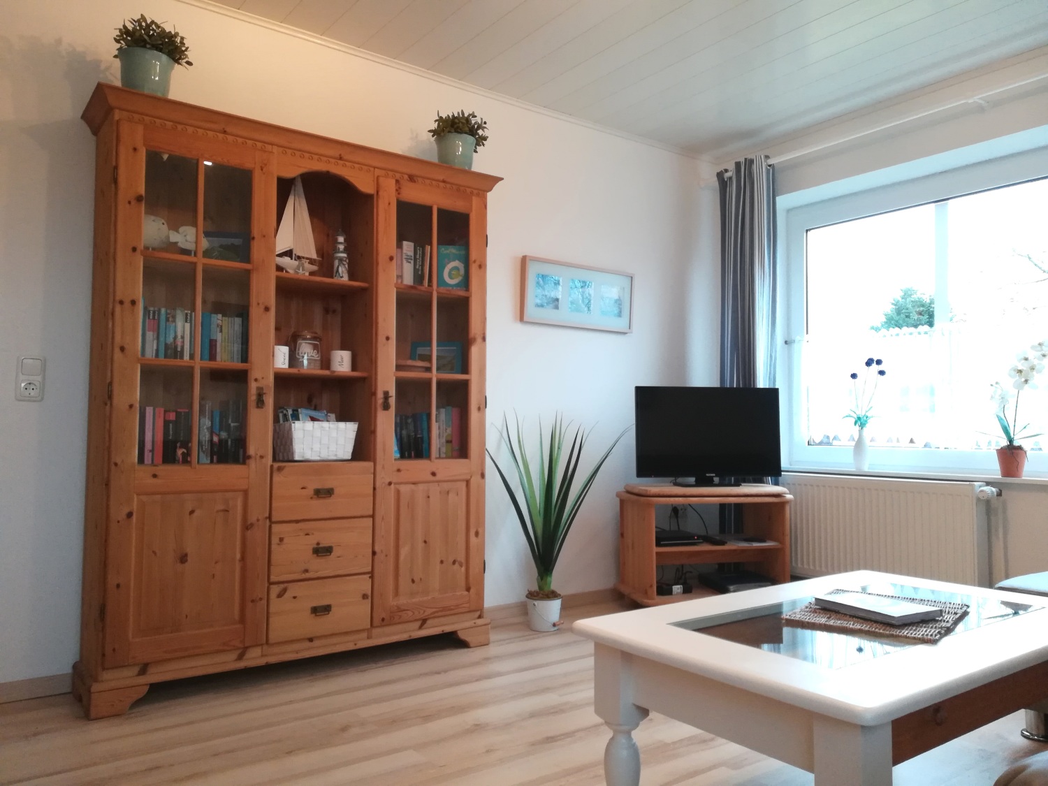 HD LED TV+DVD+Bücher.jpg