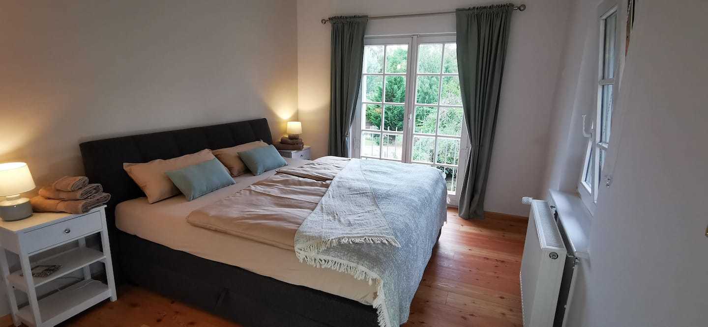 Schlafzimmer II mit Gartenblick.jpg