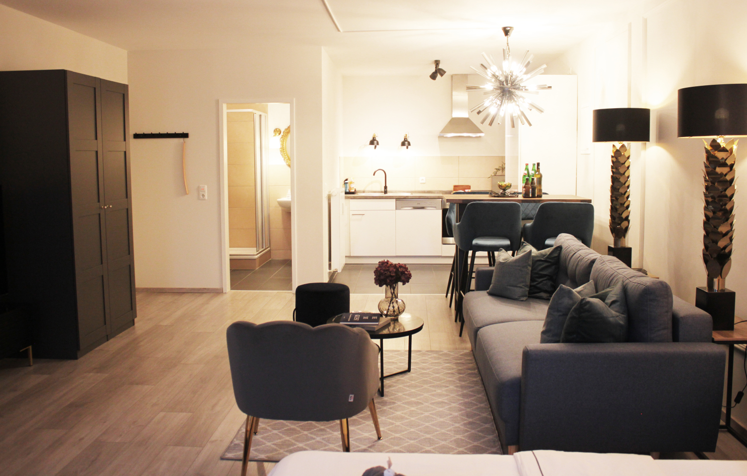 Wohnbereich mit Küche und Bad.JPG