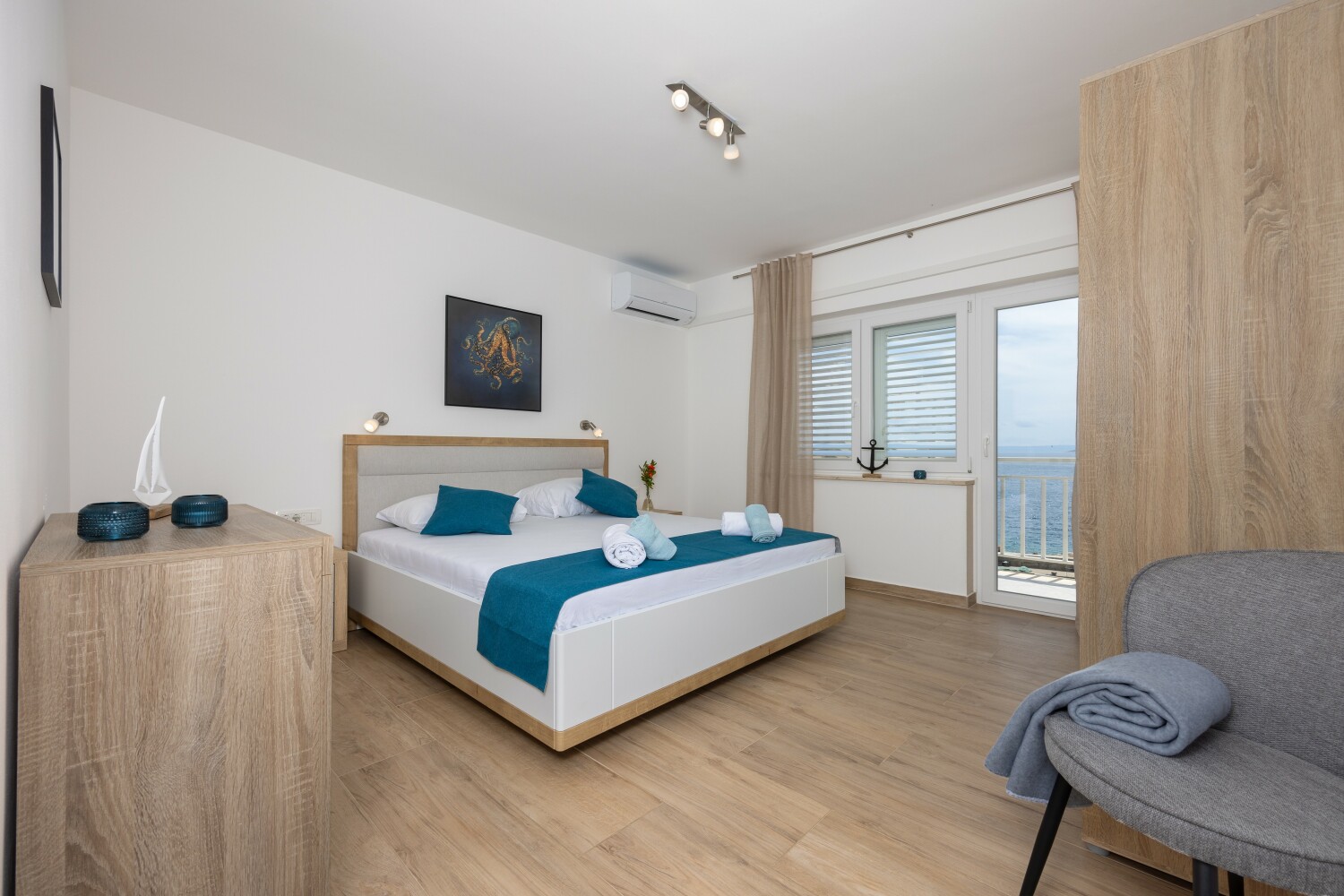 7_a22_bedroom1c - tiny.jpg