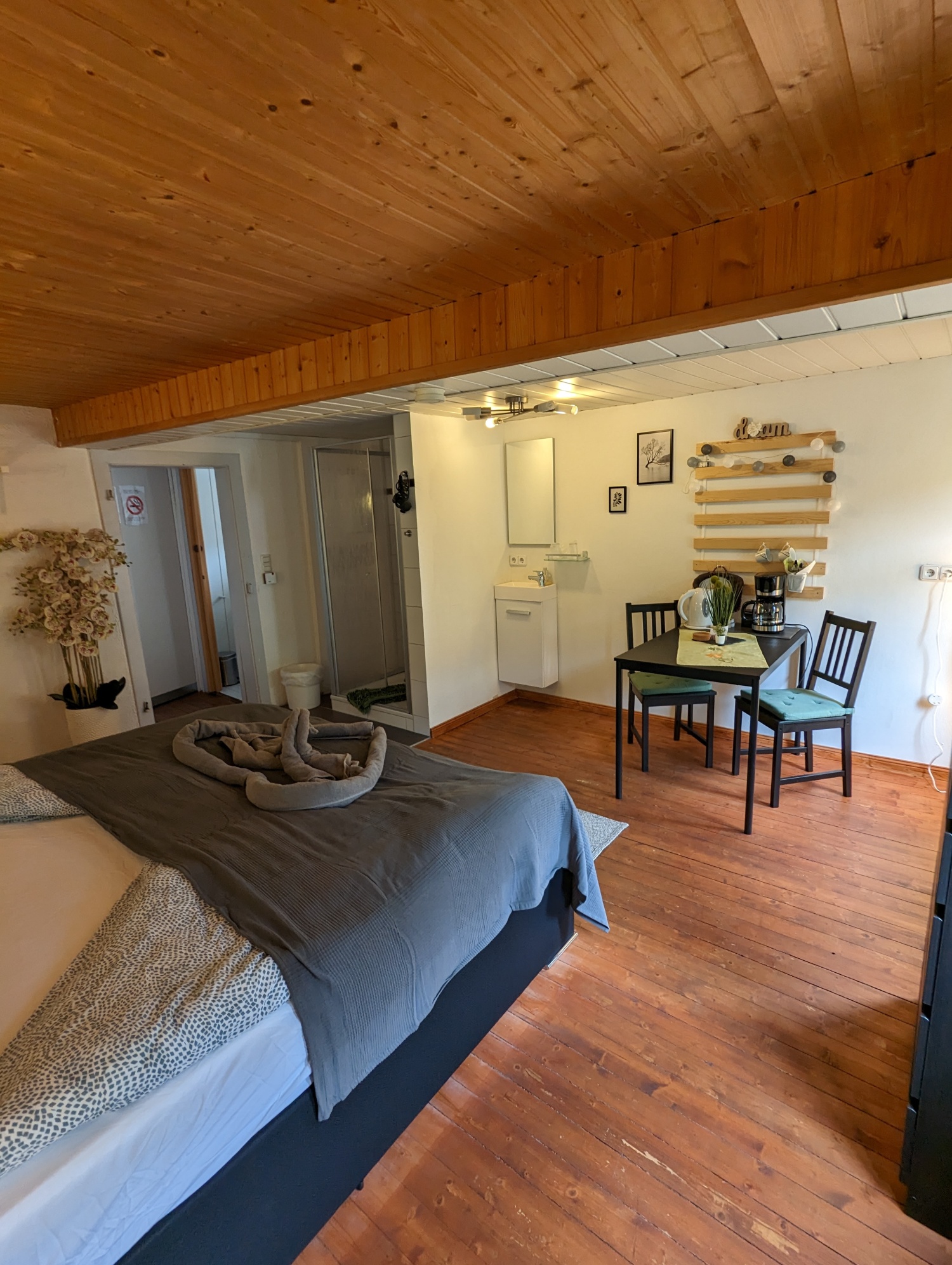 zi4 bett waschbecken dusche tisch.jpg