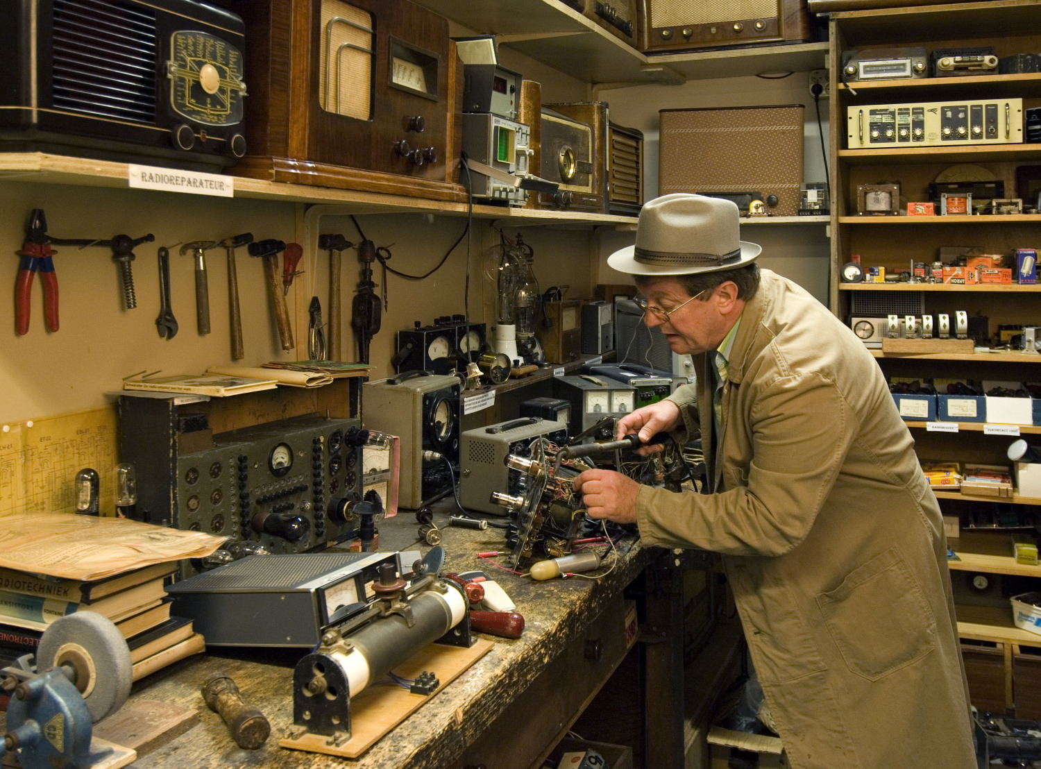 Radio repareteur ambachtenmuseum  speelgoedmuseum Veluwe Uitje Dagjeweg.jpg