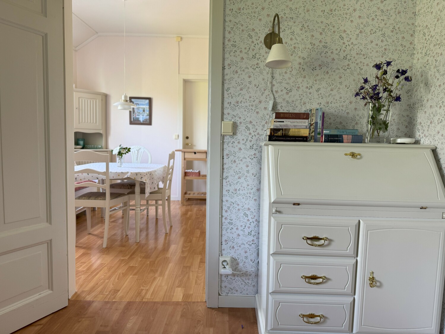 Animskogs Kyrkskola Apartment Björk - desk.jpeg