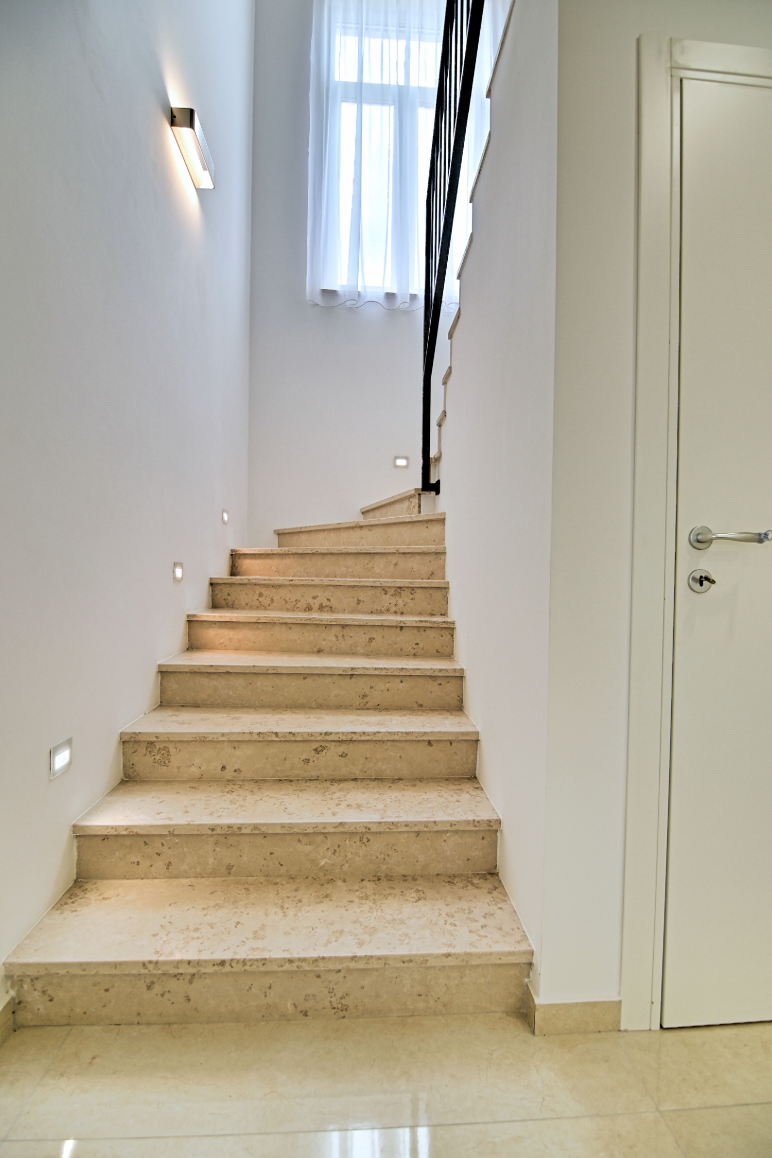 Treppe ins 1-1.OG.jpg