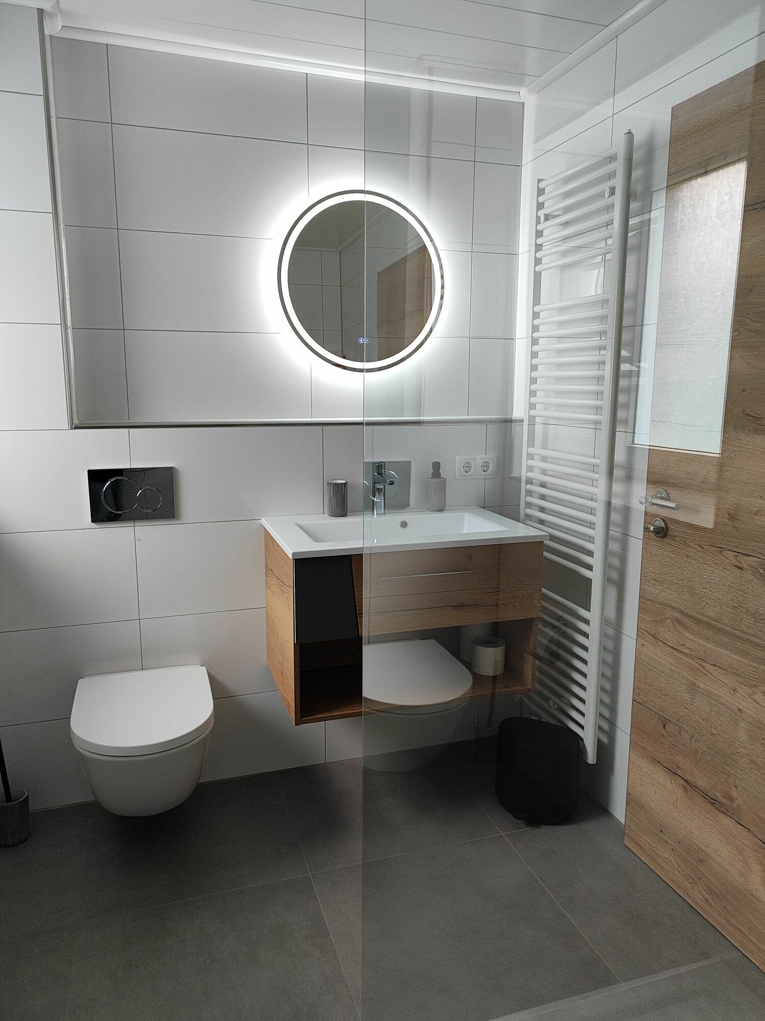 Modernes Badezimmer der Ferienwohnung Apartment Marissa in Billerbeck mit beleuchtetem Spiegel