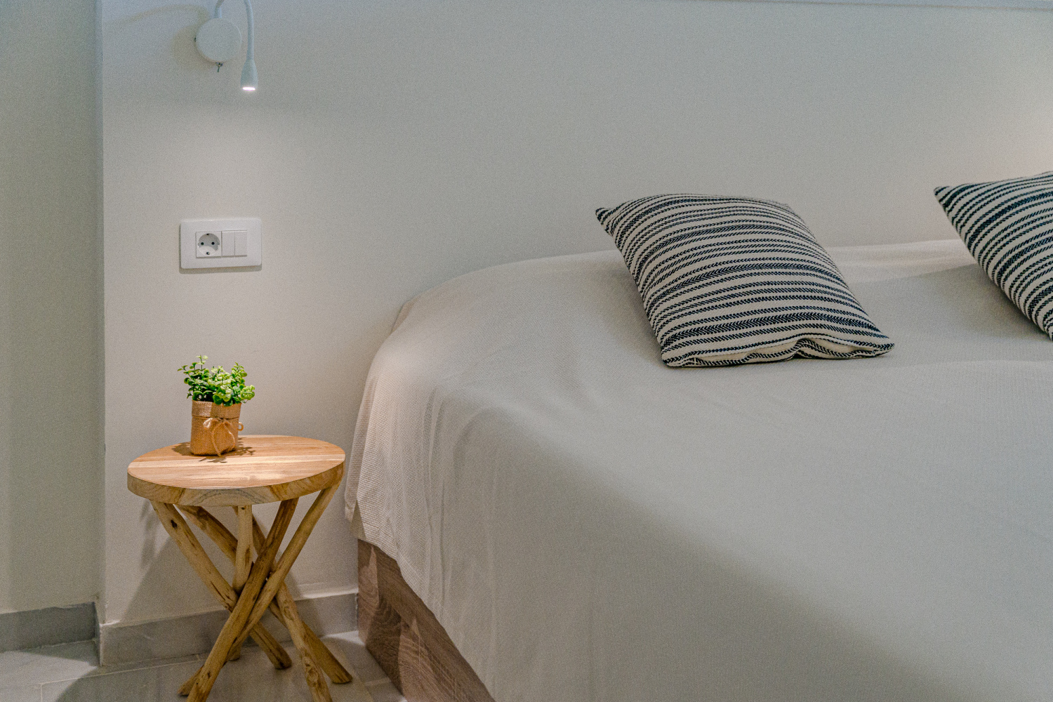 Altamira 415 18 Slaapkamer nachttafel.jpg