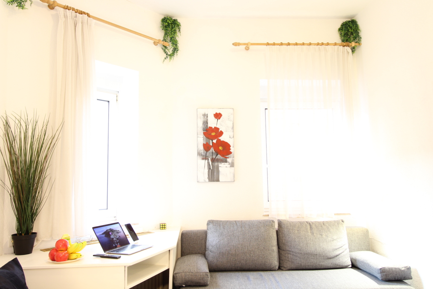 2022-10-26 - 106 - table n sofa too much light.jpg