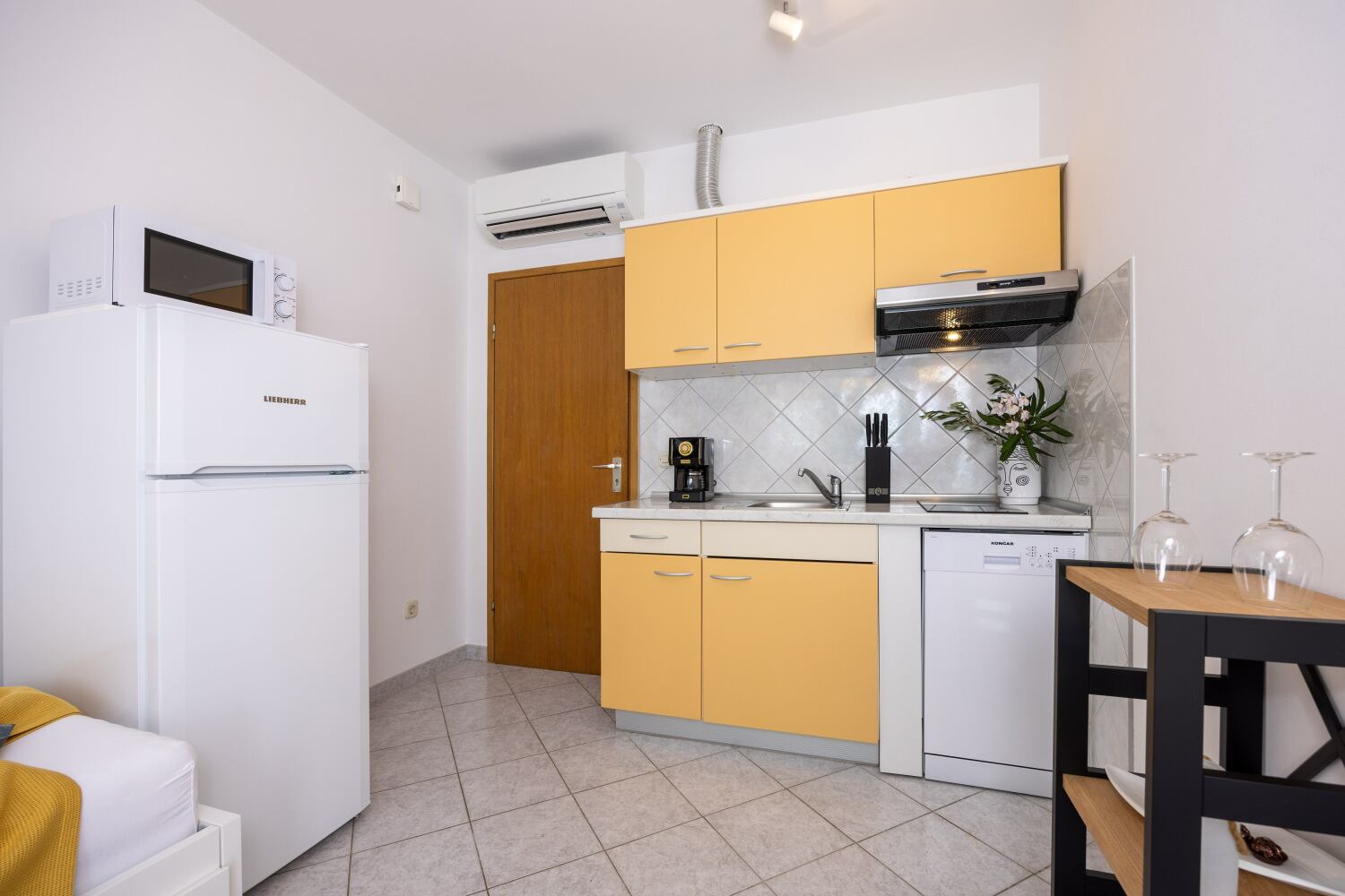 1_a22_kitchen1b - tiny800kb.jpg