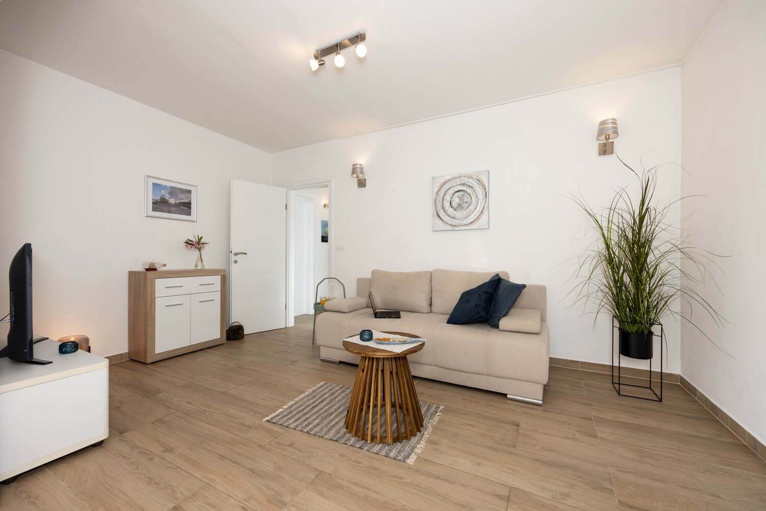 7_a22_living_room1 - tiny.jpg