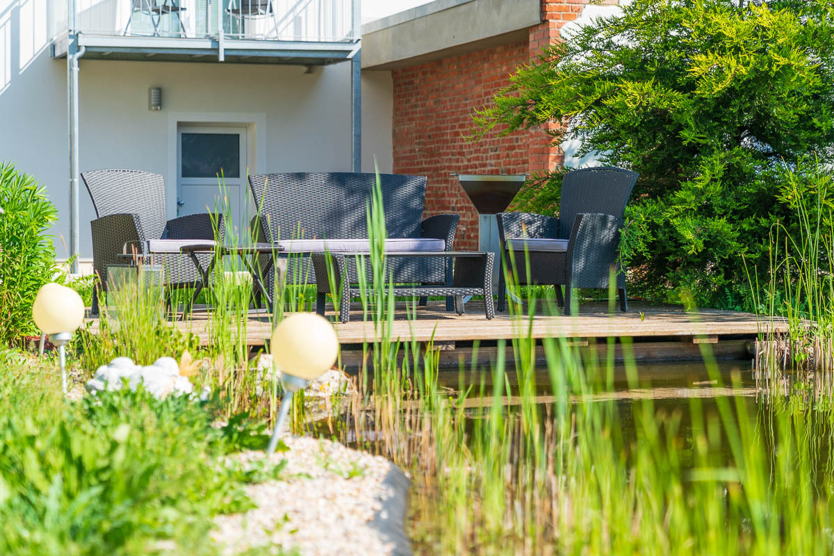 (5) Terasse am Fischteich, Blick vom Garten.jpg