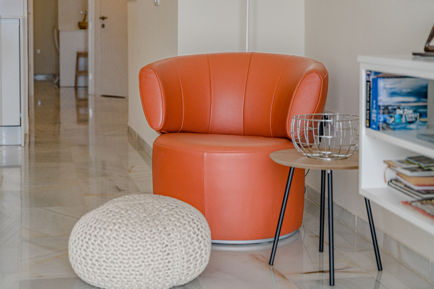 Altamira 415 9 Lederen zetel en poef.jpg