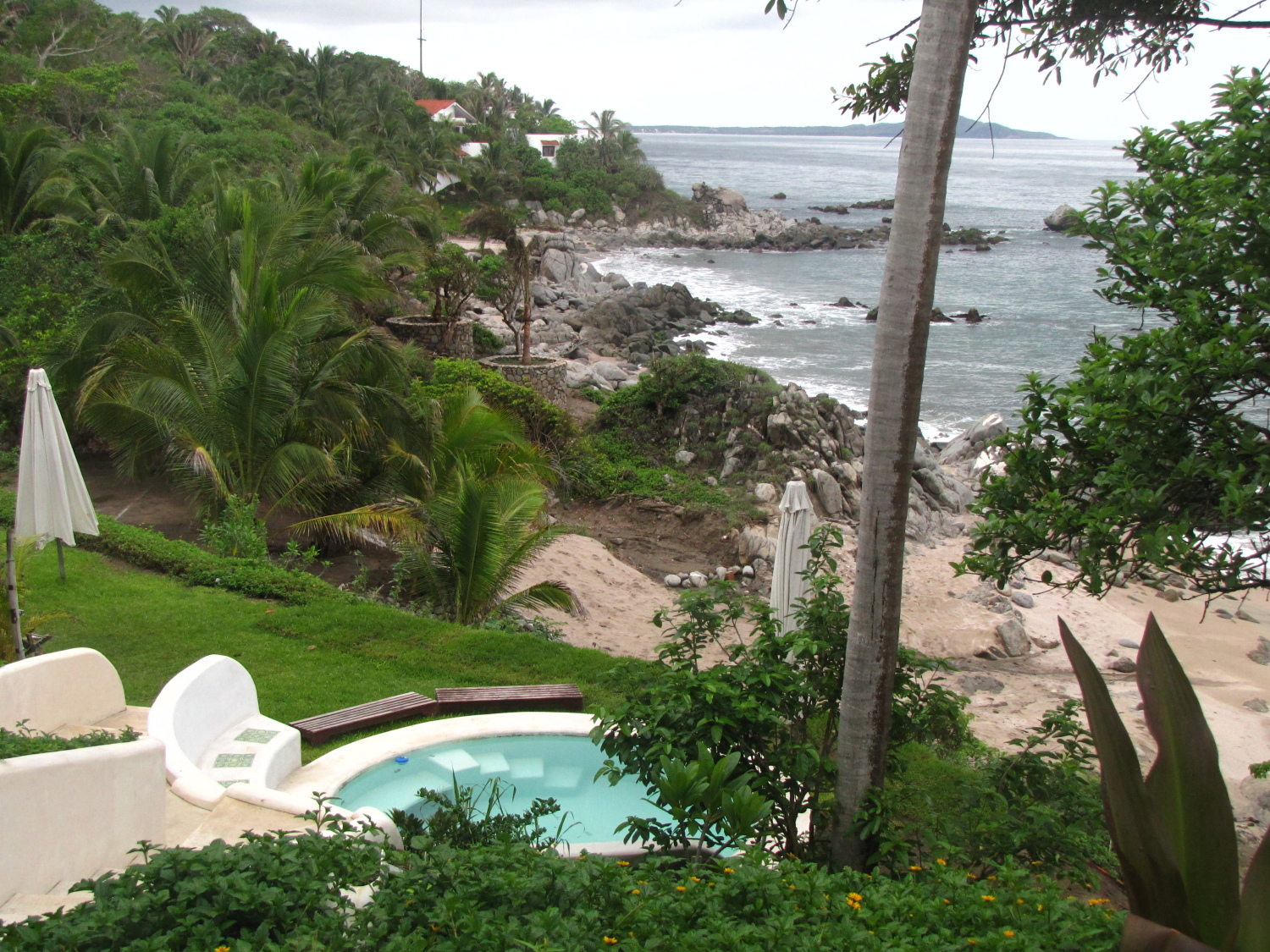 Alberca Ganesh con vista Jardin y playa.JPG
