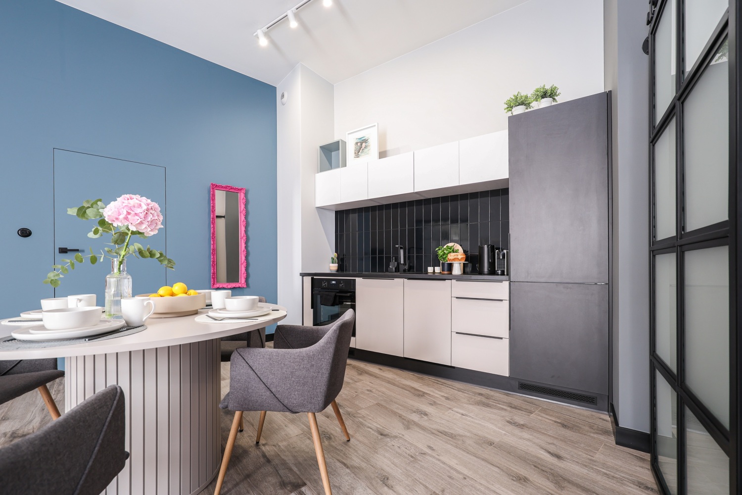 kuchnia otwarta na salon  airbnb twójgospodarz booking.jpg