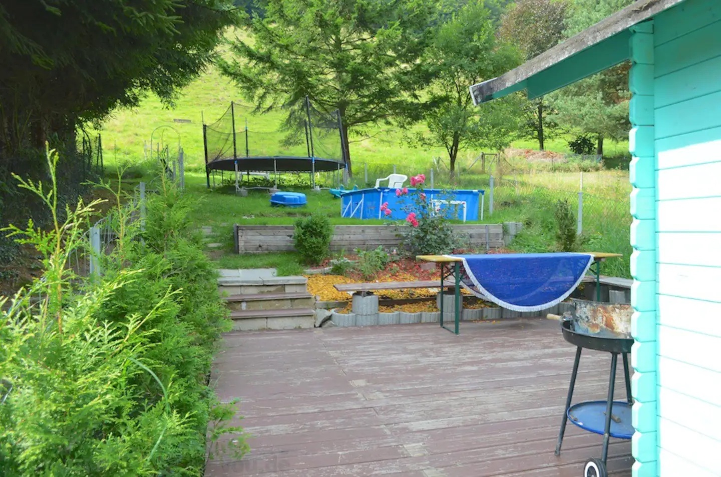 Chalet-am-Bergfluesschen-Garten-Trampoline.jpg