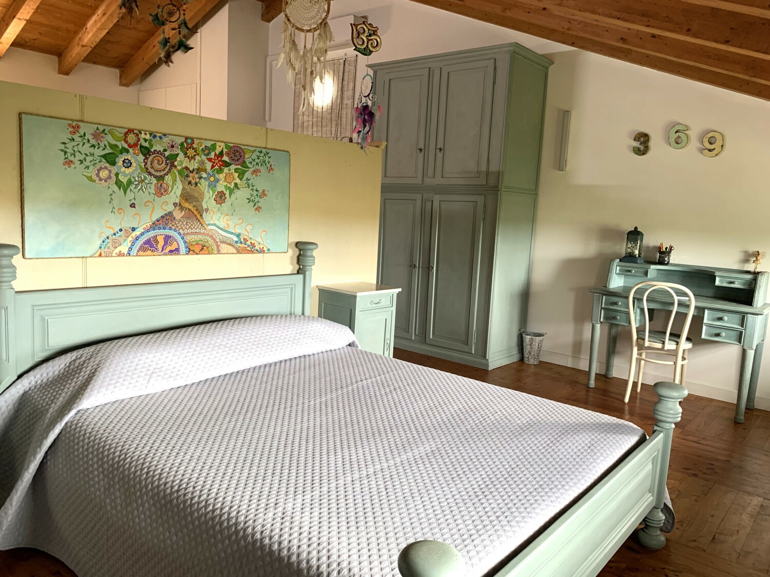 camera mansarda letto armadio.jpg