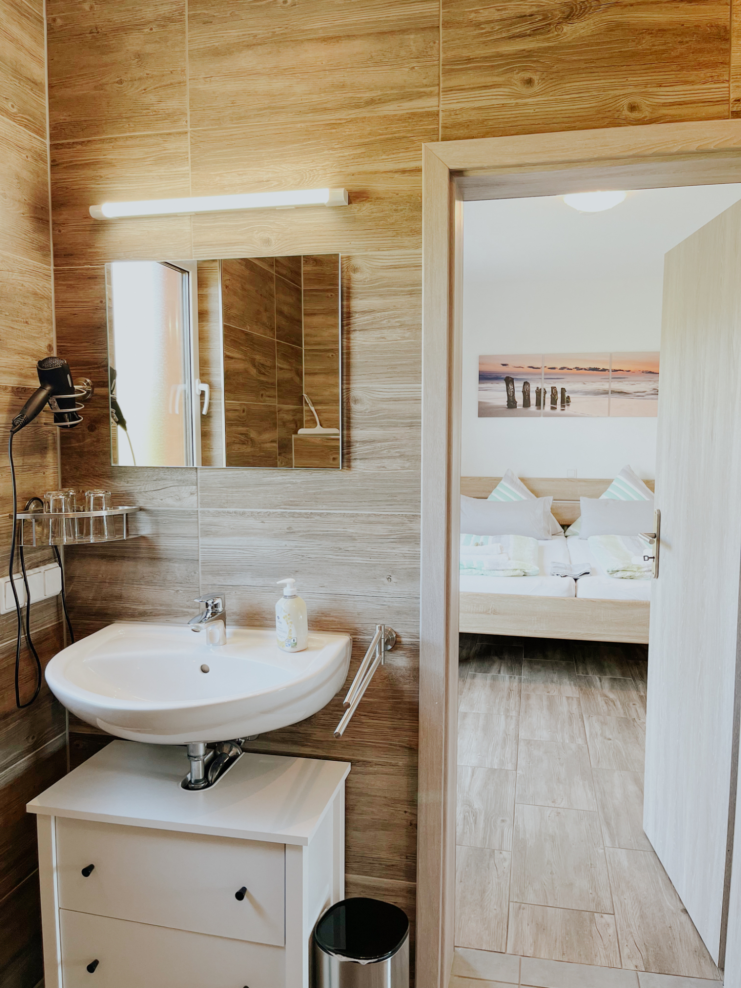 Badezimmer Waschbecken Haus 9.jpg