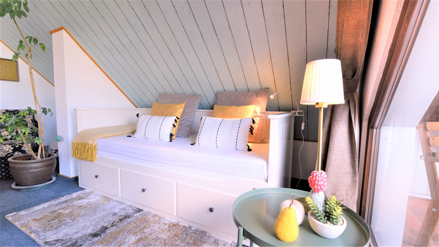 Living Room Day Bed (2).JPG