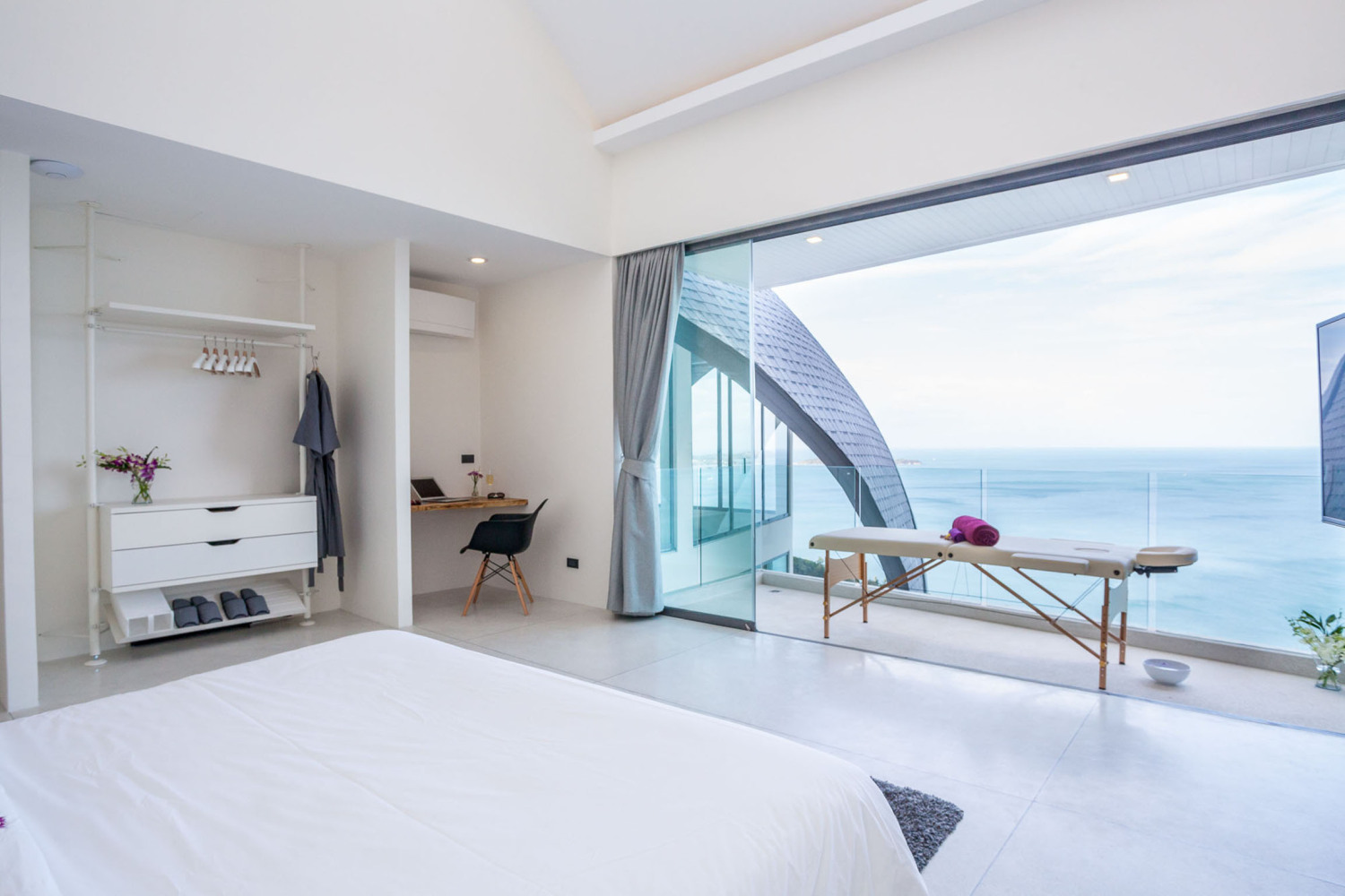 11 - Bright bedroom.jpg