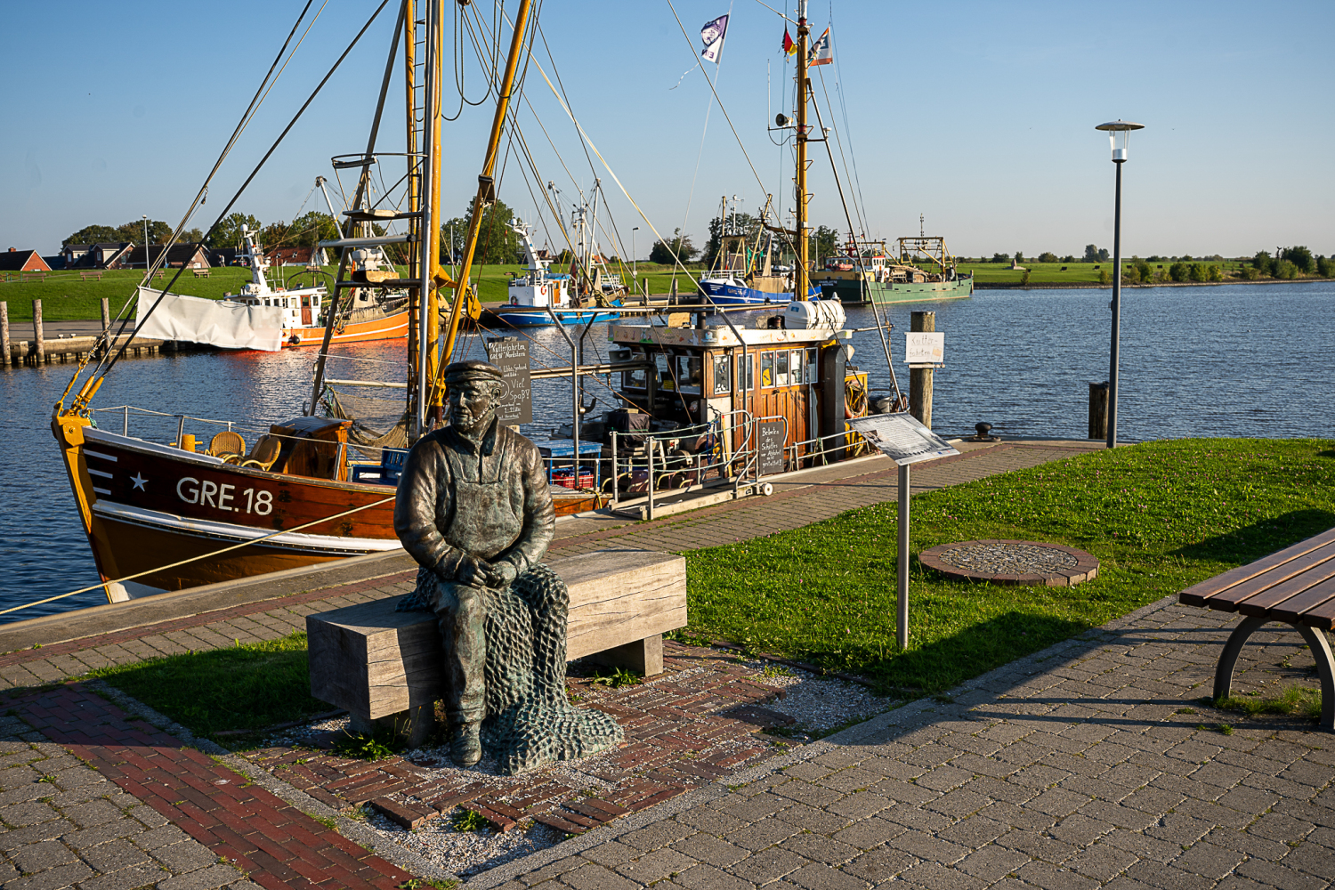 Fischerstatue vor GRE 18.jpg