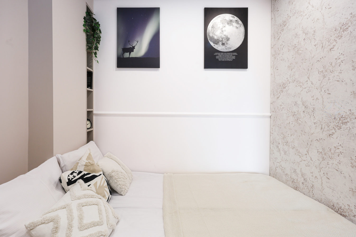 Łóżko detal plakaty.jpg