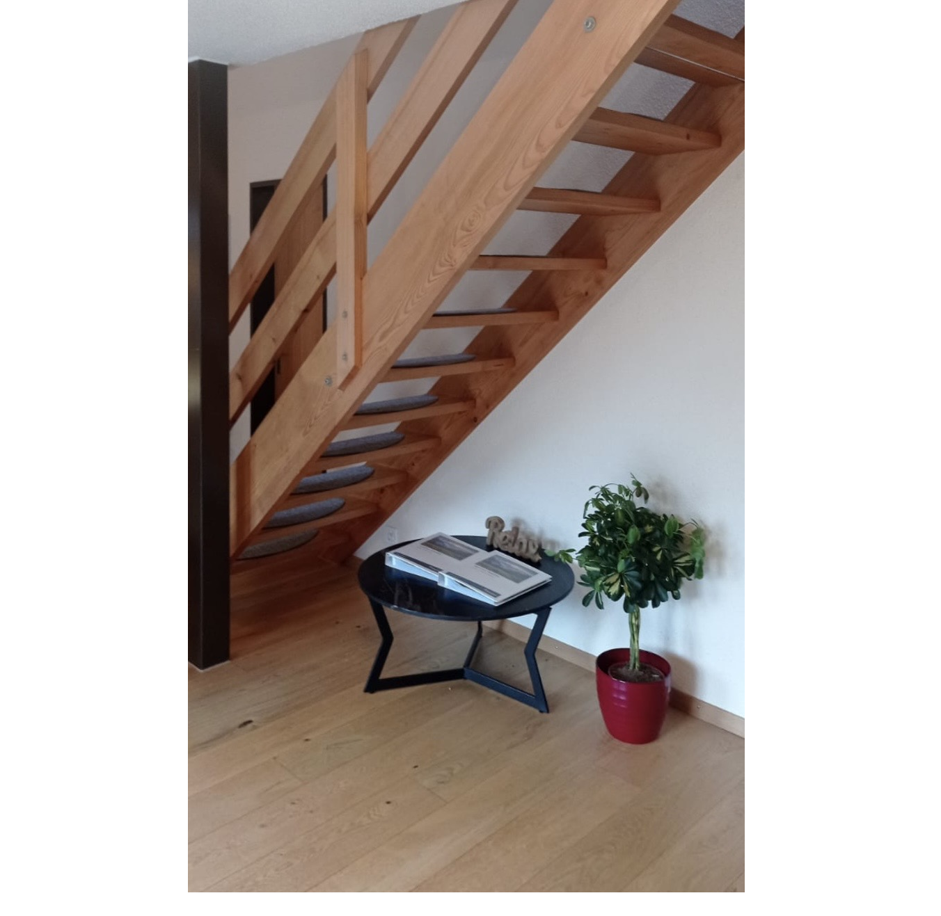 NEU_Wohnzimmer_Treppe 1352x1396.png