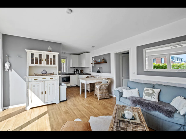 Wohnzimmer mit Blick in die Küche.png