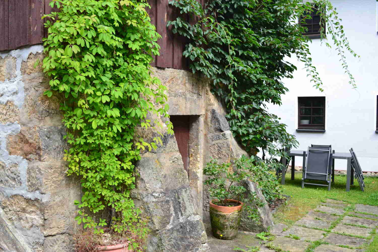 Aussenbereich Sandsteinkeller (1).jpg