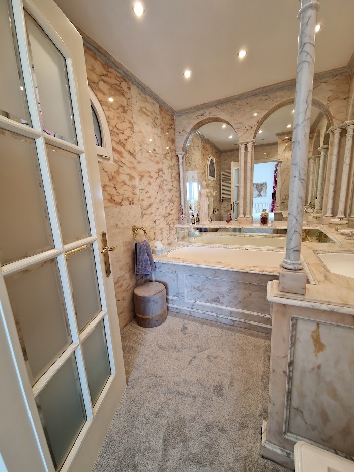 Upstairs bathroom 6.jpg