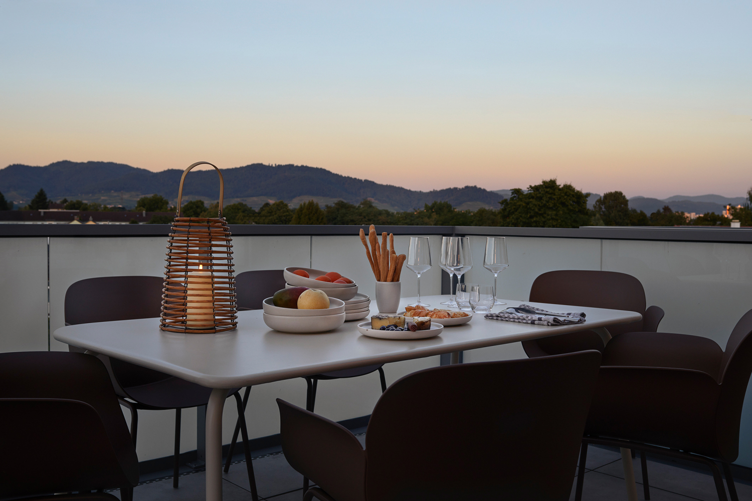 matt-apartments-offenburg-dachterrasse-essbereich-abendstimmung.jpg