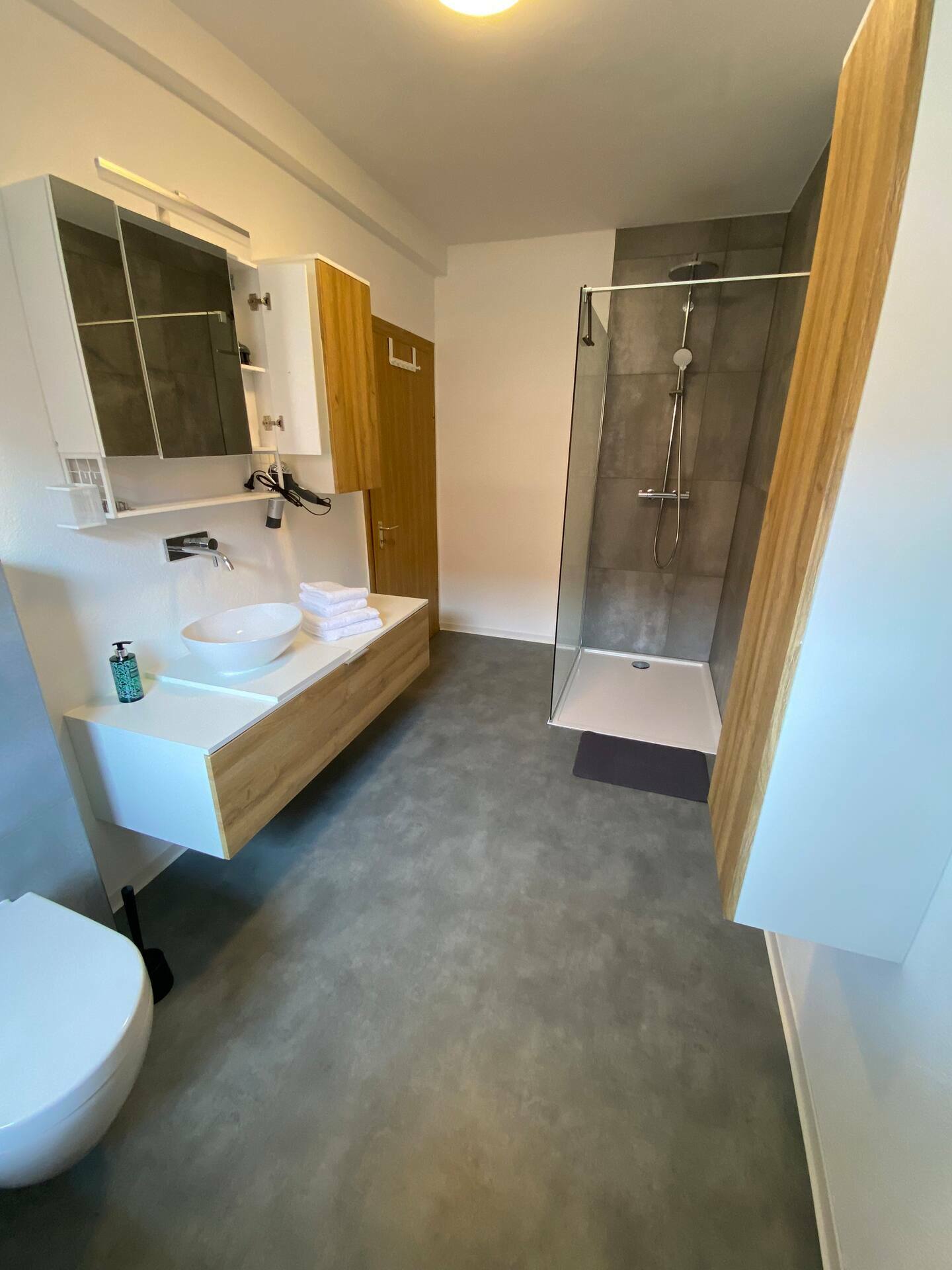 modernes frisch renoviertes Badezimmer3.jpeg