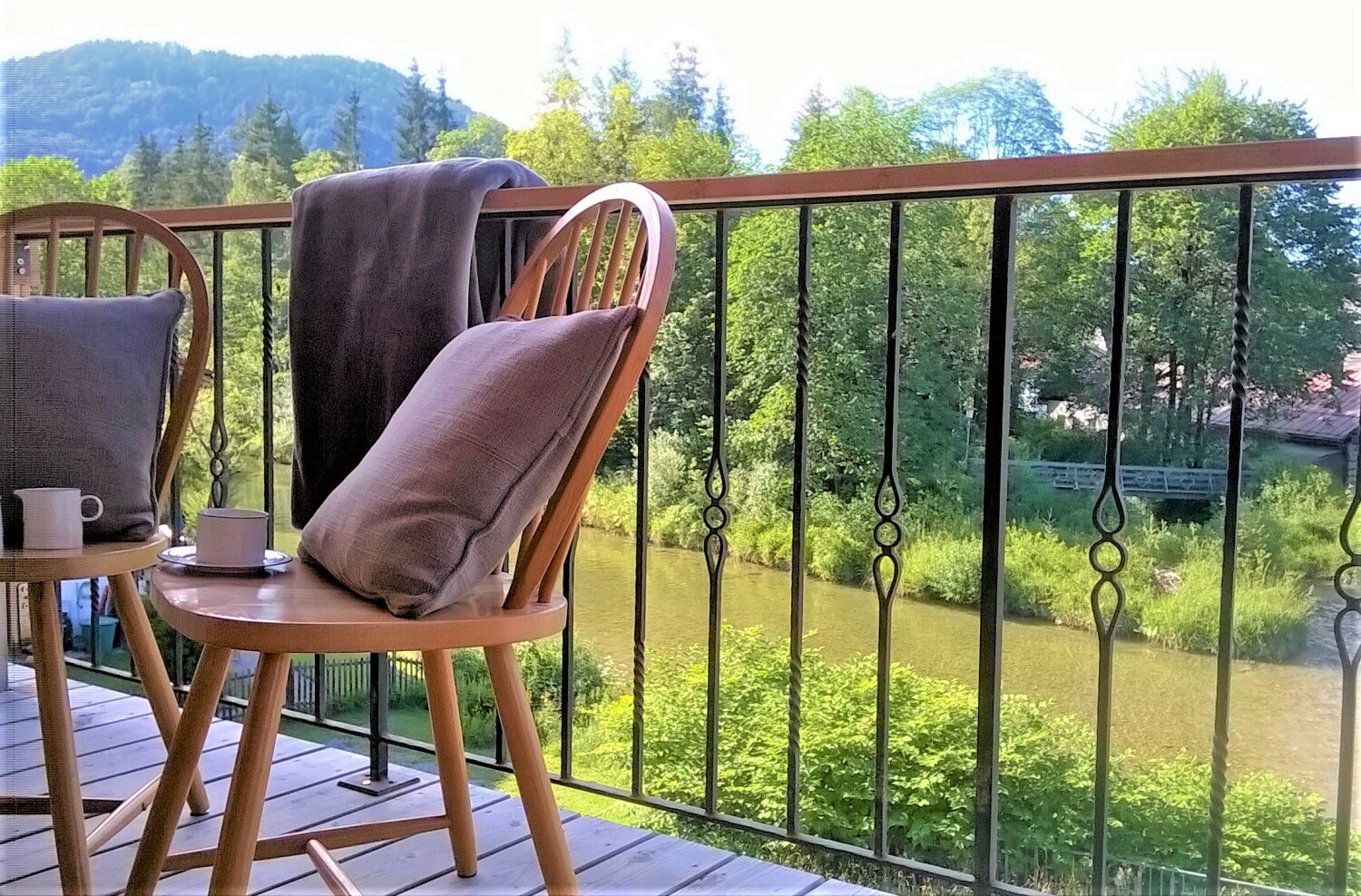 520 Balkonblick auf den Kieferbach und Bergpanorama mit Brünnstein,  Kranzhorn und Spitzstein und Kaisergebirge (2).jpg