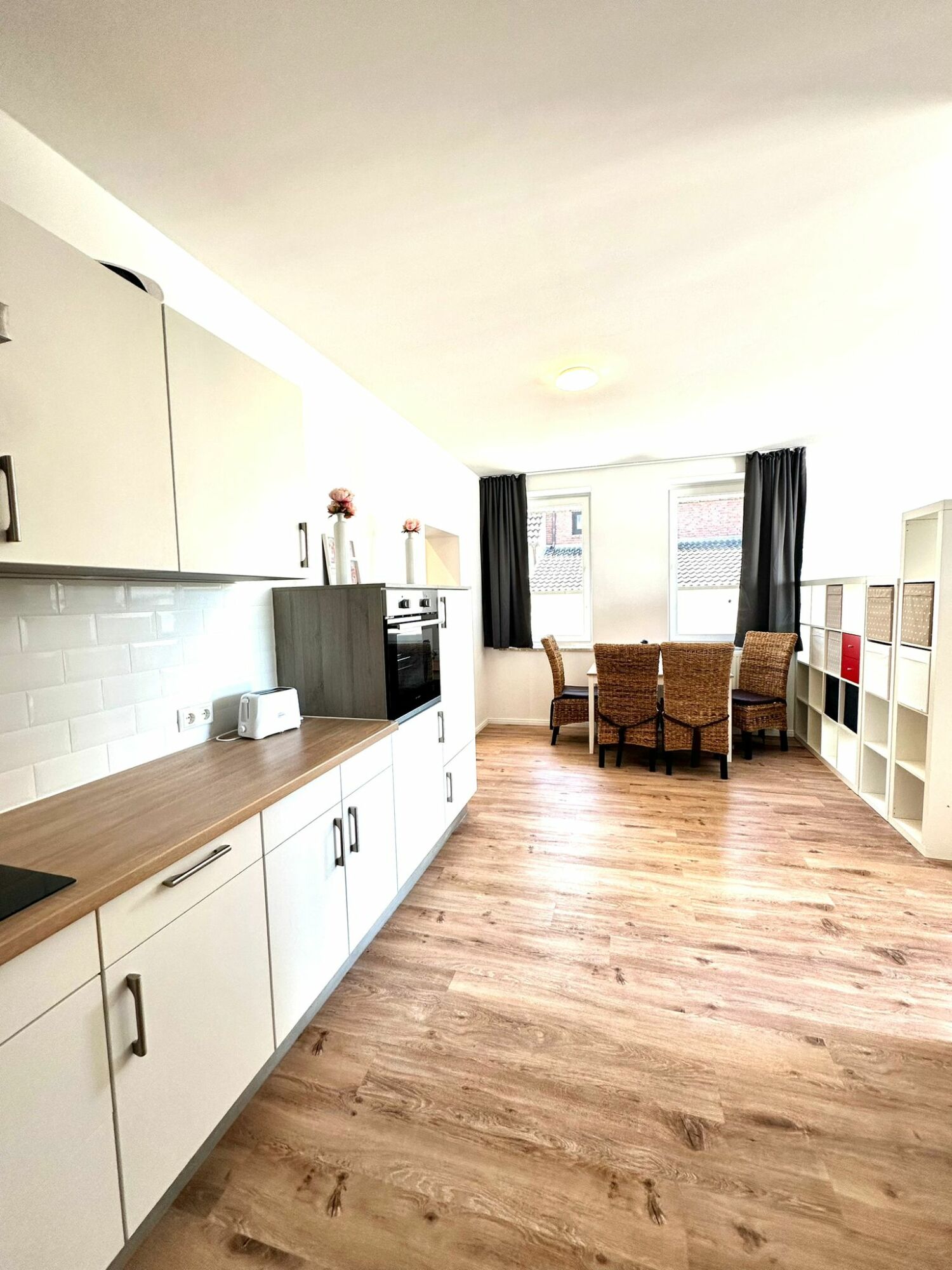 Küche_Blick zum Tisch.jpg