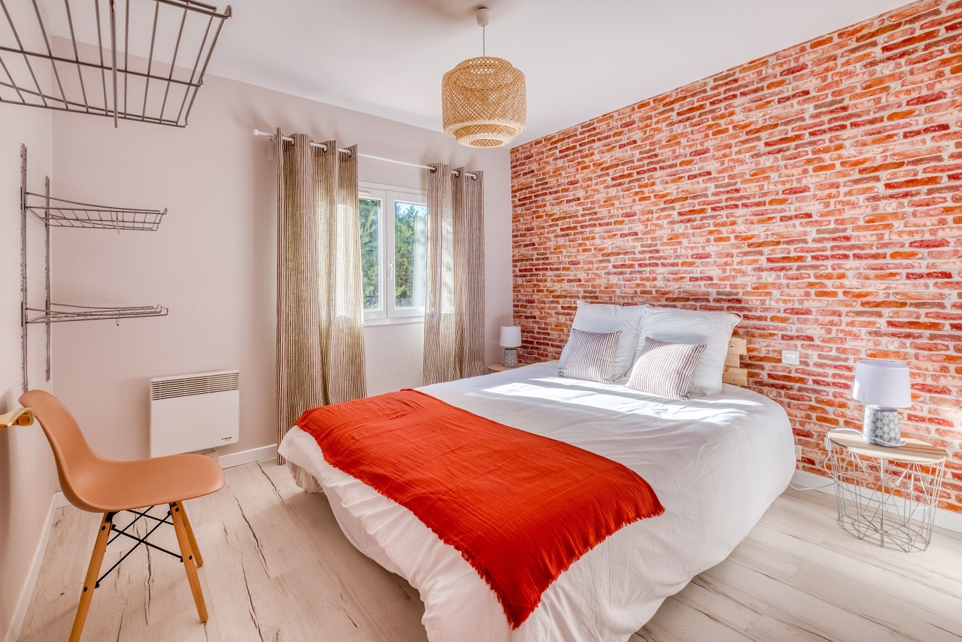 grand-cottage-chambre-deco-brique.jpg
