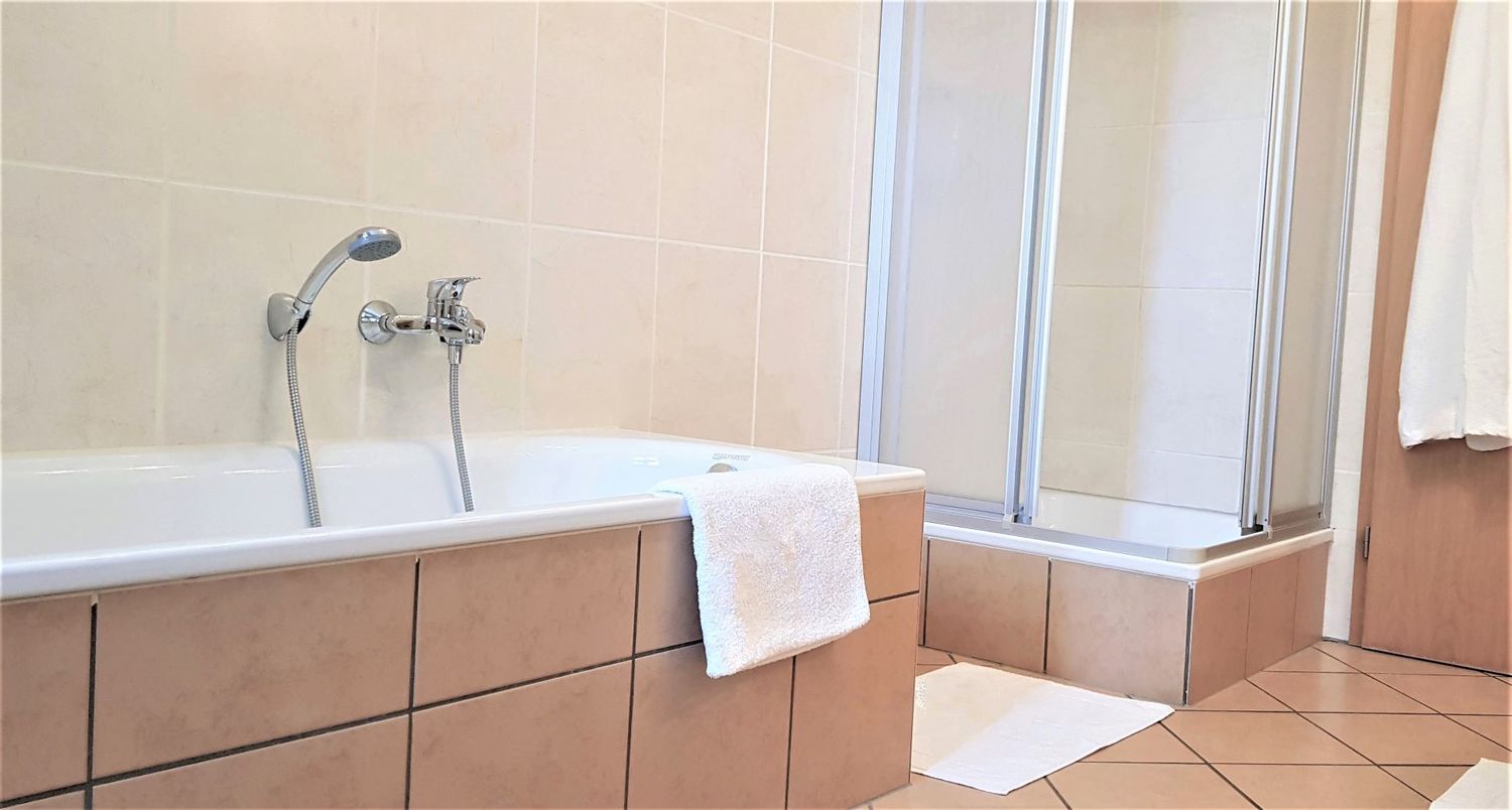 Bad_Wanne und Dusche.jpg