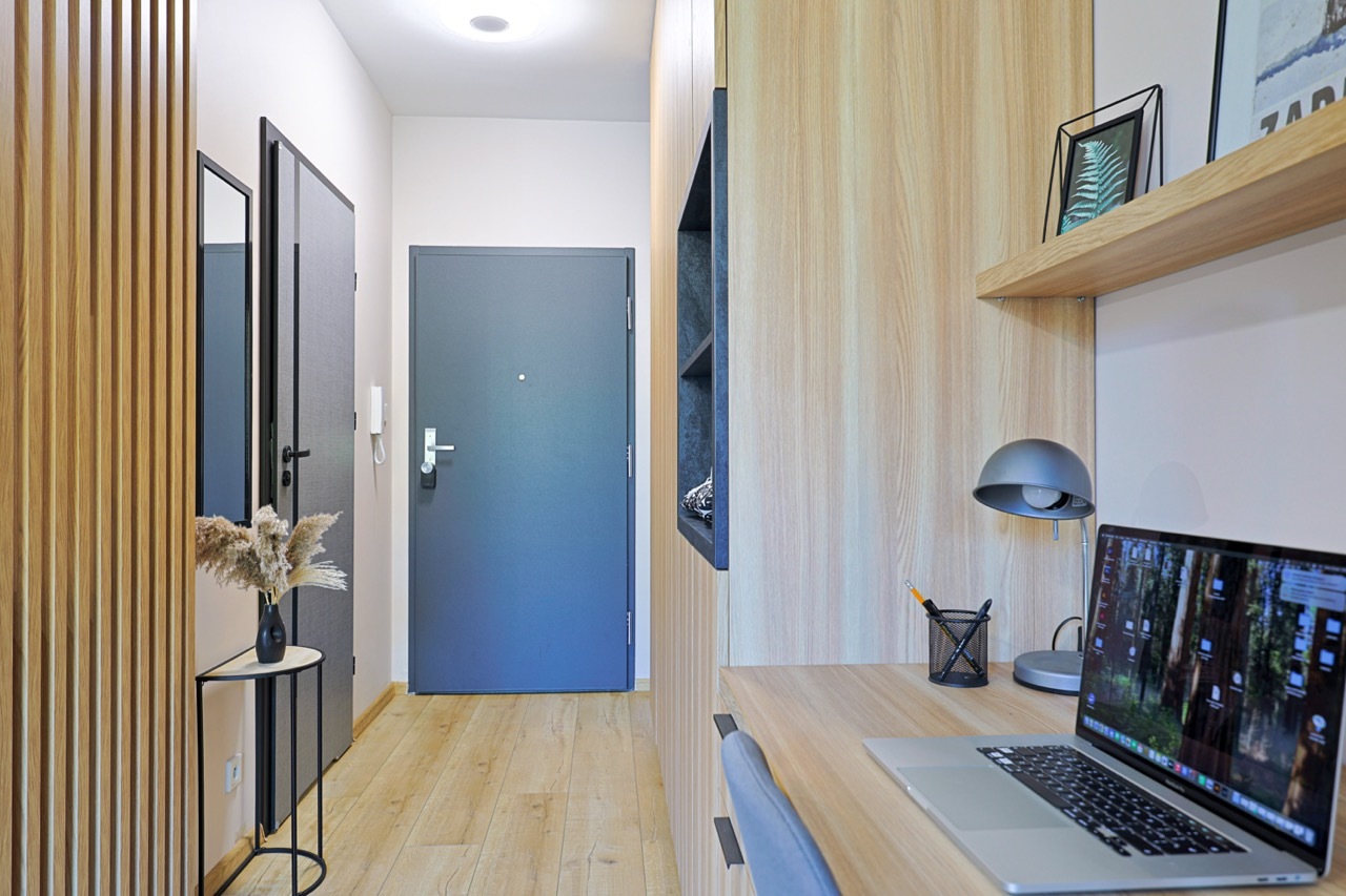 hol w mieszkaniu pojemna szafa twój gospodarz najem którkoterminowy Łódź Duży.jpeg