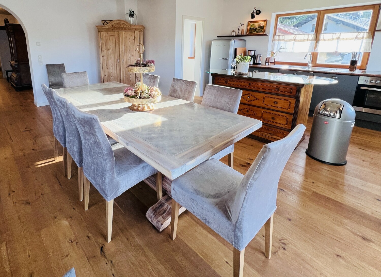 am Esstisch der Fewo Bachperle finden bis zu 10 Personen Platz.JPG