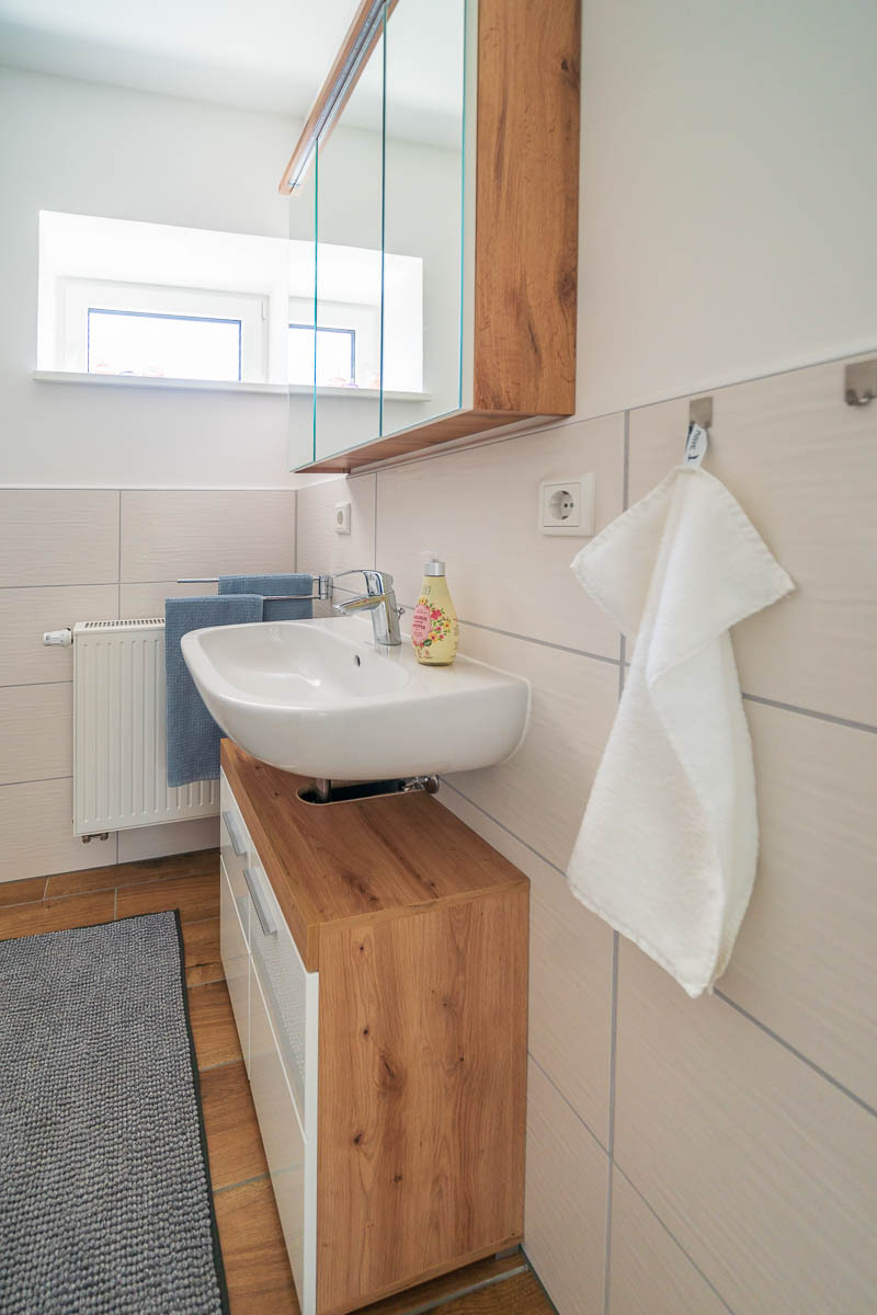 (4) Bad, Waschtisch.jpg