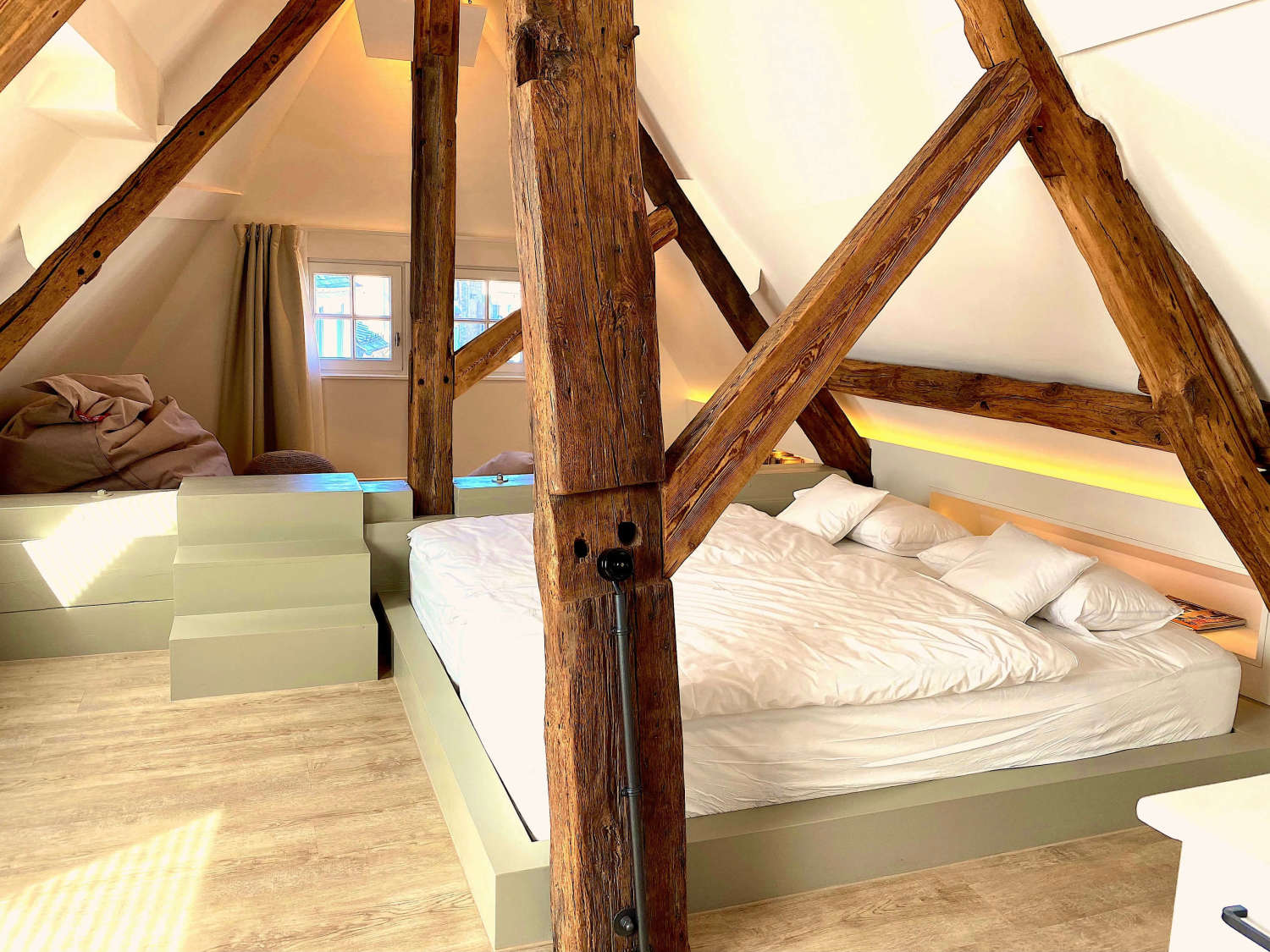 DG-Schlafpodest + Chillbereich mit Sitzsäcken.jpg