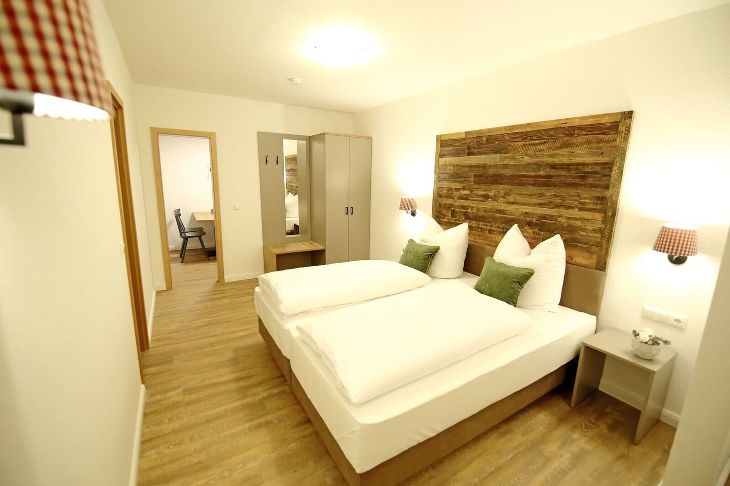 Schlafbereicht mit Blick in die Küche.jpeg